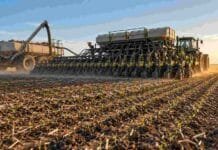 El maíz desplazó a la soja y llevó la inversión agrícola a US$ 14.747 millones Sembradora de gran porte y carro de insumos trabajando en la implantación de un cultivo, en una escena que representa la inversión agrícola de la campaña 2025/26.