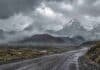 Lluvias en la Cordillera y nevadas persistentes: las zonas afectadas en la Patagonia Camino cordillerano de la Patagonia bajo lluvias y nevadas, con montañas cubiertas de nieve y baja visibilidad por el temporal.