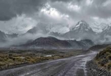 Lluvias en la Cordillera y nevadas persistentes: las zonas afectadas en la Patagonia Camino cordillerano de la Patagonia bajo lluvias y nevadas, con montañas cubiertas de nieve y baja visibilidad por el temporal.