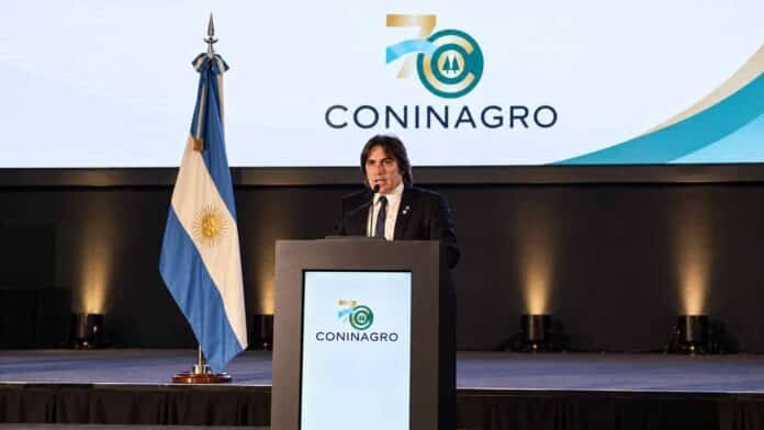 lucas-magnano-coninagro-70-aniversario Lucas Magnano, presidente de CONINAGRO, durante su discurso por el 70° aniversario de la entidad en la Bolsa de Cereales de Buenos Aires.