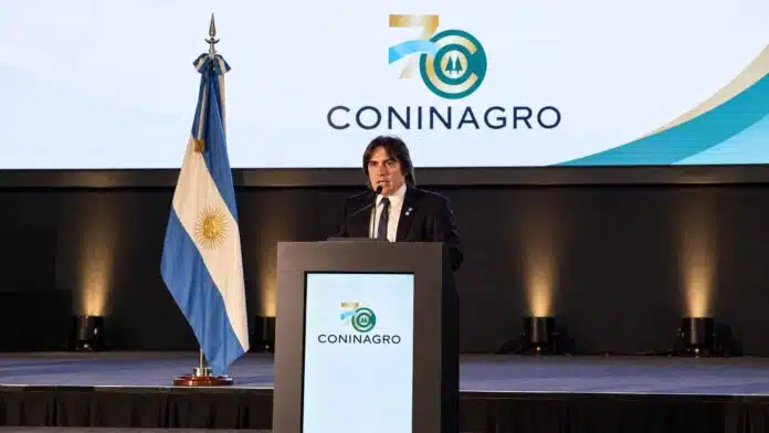 Lucas Magnano, presidente de CONINAGRO, durante su discurso por el 70° aniversario de la entidad en la Bolsa de Cereales de Buenos Aires.
