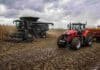 Arrancó el maíz 2026/27 y todavía queda 7,5% de la cosecha anterior Cosechadora Fendt Ideal cosechando maíz y tractor Massey Ferguson sembrando sobre rastrojo con sembradora Super Walter en un campo con suelo húmedo.
