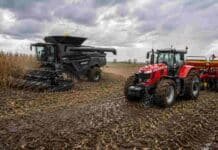 Arrancó el maíz 2026/27 y todavía queda 7,5% de la cosecha anterior Cosechadora Fendt Ideal cosechando maíz y tractor Massey Ferguson sembrando sobre rastrojo con sembradora Super Walter en un campo con suelo húmedo.