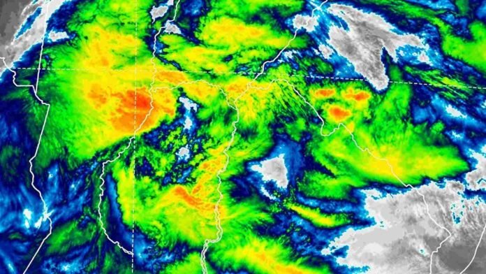 Mapa satelital de tormentas fuertes con lluvias intensas, granizo y ráfagas sobre Buenos Aires, Entre Ríos y La Pampa