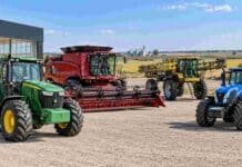 La maquinaria agrícola da vuelta el año: tractores y cosechadoras empujan la recuperación Tractores, cosechadora y pulverizadora exhibidos en un concesionario de maquinaria agrícola, en una imagen representativa del mercado de ventas del sector.