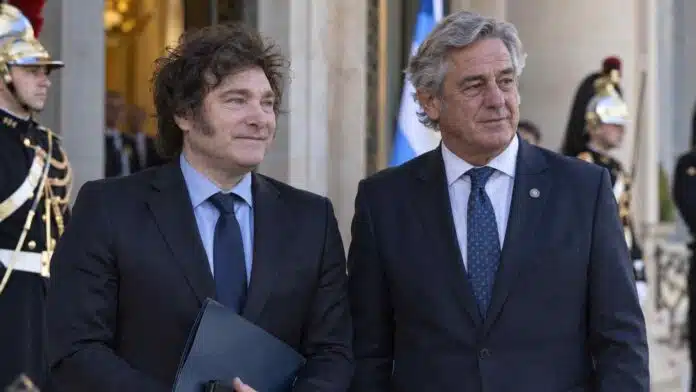 Javier Milei y Nicolás Pino juntos en una actividad institucional vinculada a la Argentina Week en París.