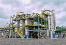Argentina autorizó una nueva levadura transgénica para producir bioetanol Planta industrial de procesamiento con tuberías, torres y tanques de acero, utilizada en la producción de insumos y derivados químicos.