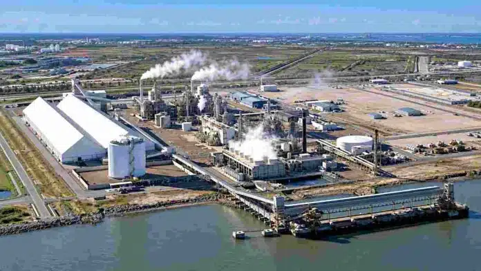planta-urea-fertilizantes-bahia-blanca Planta industrial de fertilizantes nitrogenados en Bahía Blanca, vinculada a proyectos de producción de urea para abastecer el mercado interno y exportar.