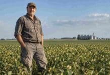 El 53% de los productores argentinos espera buenos tiempos para el agro, casi el doble que en Estados Unidos Productor agropecuario argentino en un lote agrícola de la región pampeana, con cultivos extensivos y paisaje rural de fondo.
