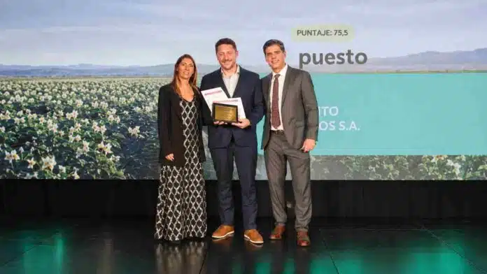 productores-papa-agricultura-regenerativa-premio Productor de papa reconocido durante la segunda edición del Desafío de Agricultura Regenerativa impulsado por McCain Foods y Arcos Dorados.