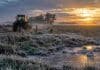 Pronóstico para martes, miércoles y jueves: del bajo cero a 35 °C en 48 horas Campo argentino con heladas al amanecer y un tractor en actividad, en una jornada marcada por un fuerte cambio térmico entre frío y calor.