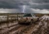 Pronóstico septiembre-octubre-noviembre: aumentan las chances de lluvia en zonas agrícolas clave Campo anegado y camino rural con barro y una camioneta encajada bajo una tormenta, en el marco del pronóstico de lluvias para septiembre, octubre y noviembre de 2026.