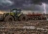 Pronóstico para miércoles, jueves y viernes: lluvias y ráfagas ganan terreno en 14 provincias Tractor con sembradora encajado en un lote con rastrojo de maíz, barro y charcos durante una tormenta con relámpagos