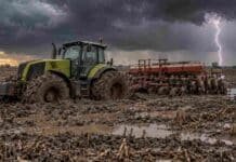 Pronóstico para miércoles, jueves y viernes: lluvias y ráfagas ganan terreno en 14 provincias Tractor con sembradora encajado en un lote con rastrojo de maíz, barro y charcos durante una tormenta con relámpagos