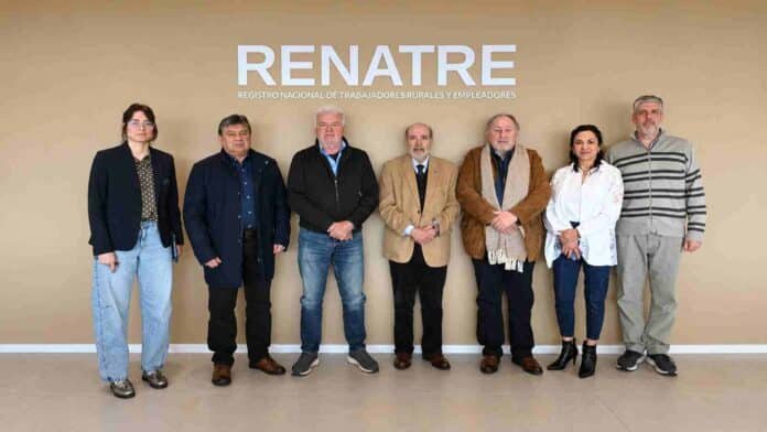 renatre-macs-certificacion-laboral-carne-sustentable Autoridades del RENATRE y representantes del sector durante el acuerdo que incorpora la certificación laboral al esquema de carne sustentable.