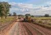 Entre Ríos aprobó su ley de consorcios camineros, pero ATE denuncia “privatización encubierta” Motoniveladora trabaja en la reparación de un camino rural de Entre Ríos, junto a un camión con material para mejorar la traza.