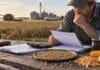 Casi $40.000 por hectárea quedan inmovilizados en IVA: proponen usarlos como garantía de crédito Productor agropecuario revisa documentación y costos en el campo, junto a granos y maquinaria durante una jornada de gestión agrícola.