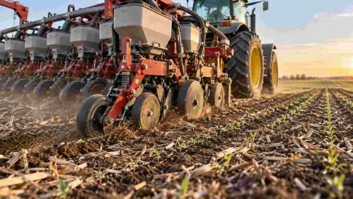 Sembradora trabajando sobre un lote con rastrojo durante la implantación de maíz, en una imagen que ilustra la importancia de la calibración y la uniformidad de siembra.