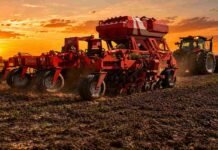 La estabilidad climática aceleró la cosecha y las siembras en Santa Fe Sembradora trabajando sobre suelo húmedo en un campo de la Pampa Húmeda durante un atardecer de cielo naranja.