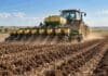Girasol: la siembra 2026/27 ya cubre el 31,4% del área Tractor con sembradora implantando girasol en un lote agrícola durante la campaña de siembra.