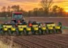 Maíz 2026/27: la siembra avanza y ya cubre el 11,1% del área Tractor con sembradora avanza sobre un lote durante la siembra de maíz al amanecer, con surcos marcados y luz cálida en el horizonte.