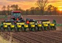 Maíz 2026/27: la siembra avanza y ya cubre el 11,1% del área Tractor con sembradora avanza sobre un lote durante la siembra de maíz al amanecer, con surcos marcados y luz cálida en el horizonte.