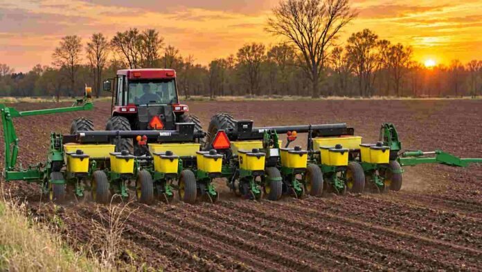 siembra-maiz-amanecer-ruralnet Tractor con sembradora avanza sobre un lote durante la siembra de maíz al amanecer, con surcos marcados y luz cálida en el horizonte.