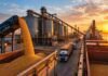 Exportaciones agro: Argentina marca un récord y supera las 80,7 Mt hasta agosto Carga de granos en una terminal cerealera argentina durante el atardecer, con silos, camiones y buques en operación.