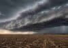 Hasta 40 mm ponen en alerta al norte bonaerense y al sur del Litoral Tormenta fuerte sobre un campo en barbecho con rastrojo de maíz en la región pampeana argentina.