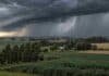 Granizo y r谩fagas de m谩s de 60 km/h ponen bajo alerta a 14 provincias Frente de tormenta con lluvias intensas y fuertes r谩fagas sobre campos rurales, en una escena vinculada a las alertas meteorol贸gicas en varias provincias argentinas.