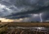 El tiempo cambia de golpe: tormentas fuertes, ráfagas y posibles nevadas Tormenta fuerte con relámpagos sobre un campo agrícola argentino con rastrojo y suelo húmedo
