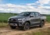 Las camionetas resisten la crisis del mercado automotor y marcan el pulso del agro Toyota Hilux gris estacionada sobre un camino rural, rodeada de campos cultivados en una zona agrícola de Argentina.