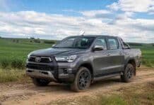Las camionetas resisten la crisis del mercado automotor y marcan el pulso del agro Toyota Hilux gris estacionada sobre un camino rural, rodeada de campos cultivados en una zona agrícola de Argentina.