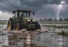 El Niño gana fuerza: hay 75% de chances de que alcance una intensidad histórica Tractor con conductor avanzando por un campo inundado bajo lluvia intensa y relámpagos, en una escena rural asociada al impacto de El Niño