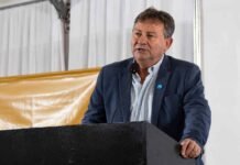 De granos a carne, leche y huevos: CAENA pone el foco en convertir mejor los nutrientes Alejandro Bravo, presidente de CAENA, durante una exposición vinculada al Congreso de Nutrición Animal 2026.