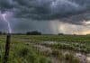 Alerta por tormentas este viernes 30: el SMN prevé de 20 a 50 mm y posible granizo Tormenta fuerte con relámpagos, lluvias intensas y cortinas de precipitación sobre un campo agrícola argentino, ante la alerta del SMN del 30 de octubre de 2026.