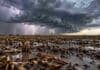 El SMN alerta por tormentas fuertes este sábado 31: ocho provincias bajo amenaza de granizo y ráfagas Tormenta fuerte con relámpagos sobre un campo en barbecho con rastrojo de maíz y suelo encharcado en la región pampeana argentina.