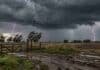 Miércoles 14: tormentas en Córdoba, San Luis y Misiones y ráfagas de más de 100 km/h en Jujuy y Salta Tormenta fuerte sobre un campo rural argentino, con tranquera, árboles inclinados por el viento, charcos y dos relámpagos bajo un cielo oscuro