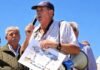 El campo despide a Armando Zavala, referente de los autoconvocados y fundador de Barbechando Armando Zabala habla con un micrófono durante un acto rural, acompañado por productores agropecuarios, mientras sostiene un reconocimiento.