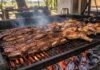 La carne vacuna cuesta 82% más en Estados Unidos que en Argentina: qué pasa con el pollo Tira de asado y piezas de pollo doradas sobre una parrilla argentina tradicional, cocinándose a las brasas con humo y fuego en un entorno rural.