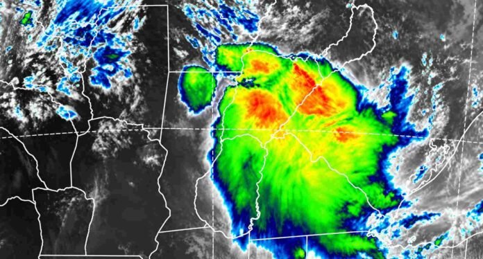 Imagen satelital de tormentas fuertes sobre el noreste argentino y zonas vecinas, con núcleos de mayor intensidad destacados en colores verde, amarillo, naranja y rojo.