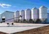 Biofilm invertirá más de US$ 7 millones para duplicar su capacidad y expandirse en América Latina Instalaciones productivas de Biofilm con silos y equipamiento industrial, en una imagen ilustrativa de la ampliación de su planta de biotecnología aplicada al agro.