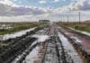 Buenos Aires habilitó usar fondos de caminos rurales en obras hídricas y CARBAP cuestionó la medida Camino rural con barro y acumulación de agua en la provincia de Buenos Aires, en una imagen ilustrativa del deterioro de la red vial tras las lluvias.