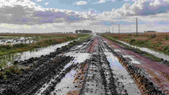 Camino rural con barro y acumulación de agua en la provincia de Buenos Aires, en una imagen ilustrativa del deterioro de la red vial tras las lluvias.