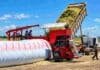 Silaje de maíz en un año húmedo: cómo evitar pérdidas cuando sobra agua Confección de silaje de maíz en silobolsa, con maquinaria descargando y embolsando el material picado en el campo.