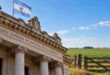 Ley de Tierras: la Corte Suprema suspendió el artículo del DNU y vuelven los límites a compras de extranjeros Corte Suprema de Justicia de la Nación junto a un paisaje rural argentino, en una imagen vinculada a la suspensión del artículo del DNU sobre tierras rurales.