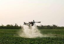 Drones agrícolas: el piso deja de ser el límite, pero la aplicación exige nuevos cuidados Dron agrícola realizando una aplicación sobre un lote, una herramienta que permite trabajar cuando el exceso de humedad dificulta el ingreso de maquinaria terrestre.