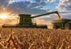 El Niño cambia el mapa agrícola: Argentina mejora sus perspectivas mientras Brasil recorta su cosecha Cosecha de soja en Argentina con una cosechadora descargando granos, en una imagen ilustrativa de las mejores perspectivas productivas asociadas a El Niño.