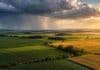 El Niño ya está activo: qué puede pasar con las lluvias y cómo impactaría en el campo argentino Lluvias intensas sobre una parte de una región agrícola argentina mientras otros lotes permanecen bajo cielo despejado, en una imagen ilustrativa del impacto de El Niño.