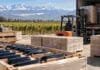 Exportaciones de vino crecieron 24% en septiembre y los blancos a granel saltaron 329% Cajas de vino argentino preparadas para exportación junto a un viñedo, con carga logística en una zona vitivinícola de montaña.